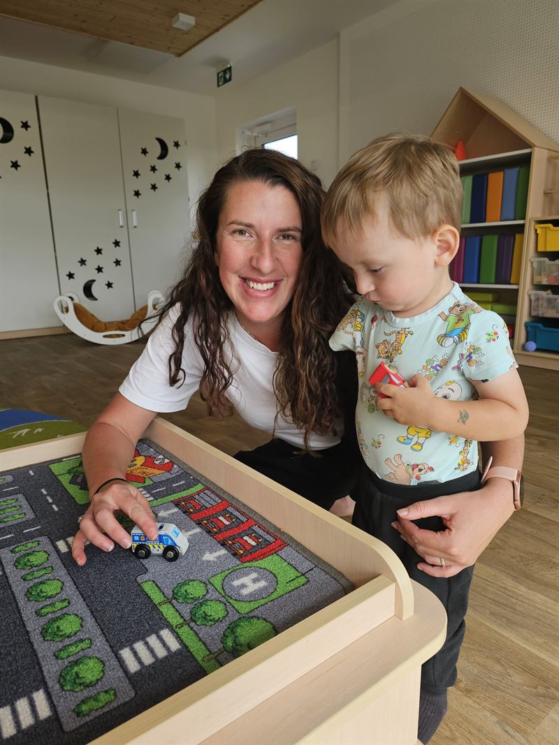 Alice Hřebcová s dítětem u hracího stolu